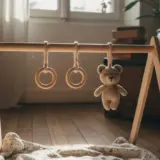 7 jouets en bois ou peluche pour une arche d’éveil vraiment stimulante
