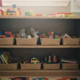 Rangement des jouets Montessori : 5 règles pour favoriser l’autonomie
